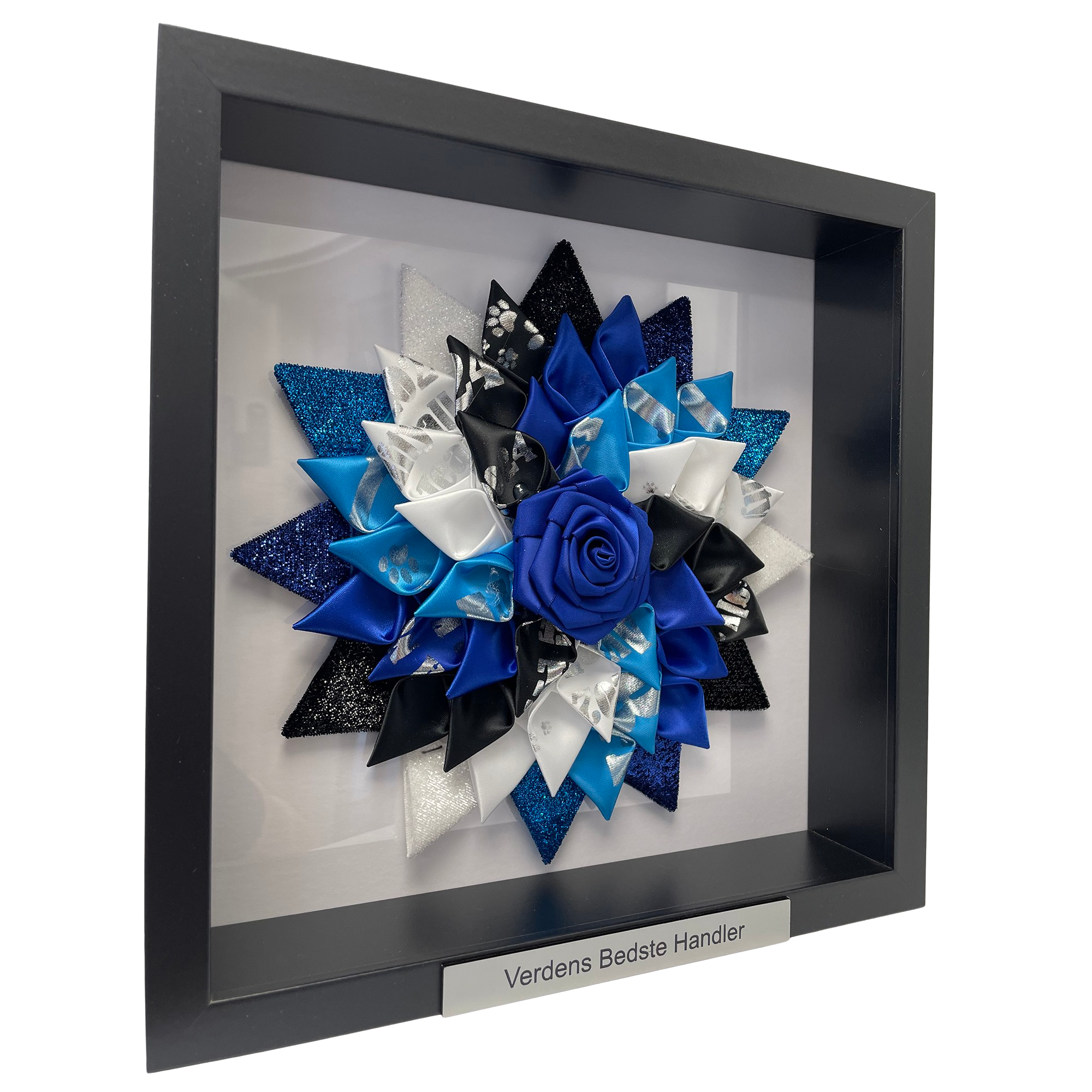 Upcycling Rosette blå-sort - sort ramme - gratis graveret skilt
