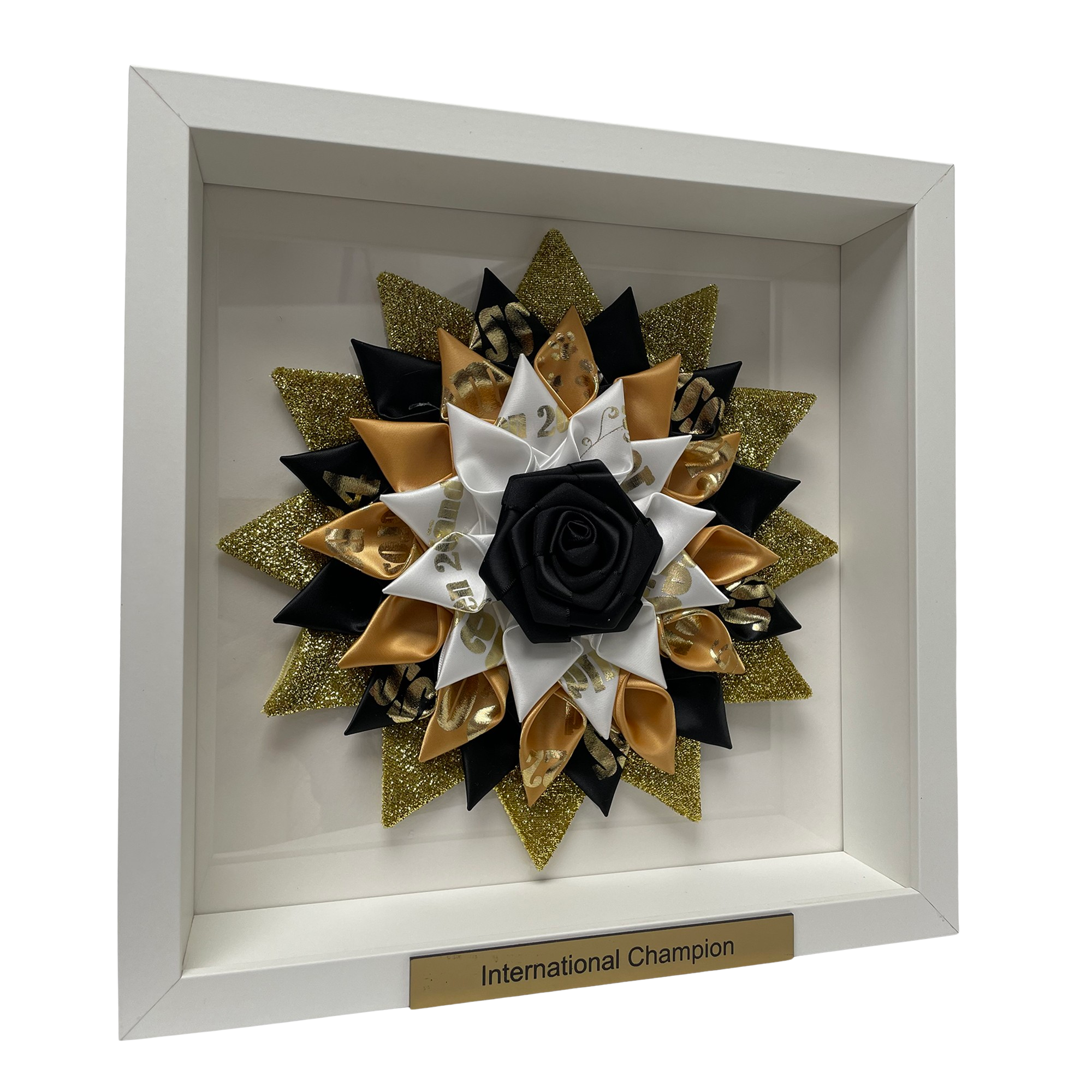 Upcycling Rosette sort og guld - hvid ramme - gratis graveret skilt