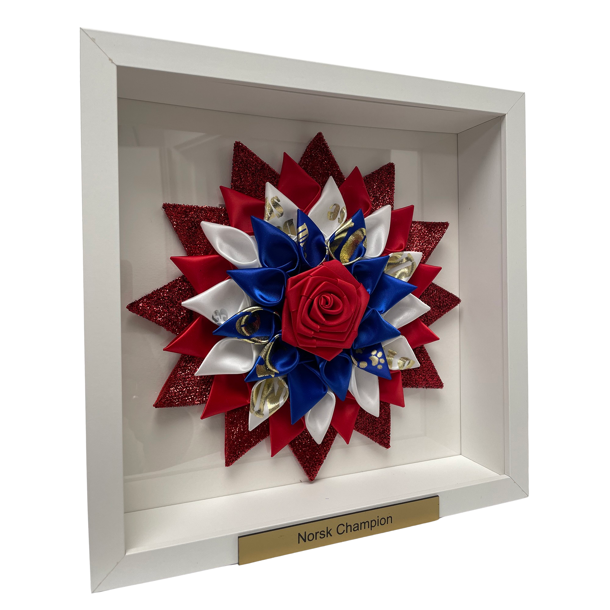 Upcycling Rosette rød-blå-hvid - hvid ramme - gratis graveret skilt